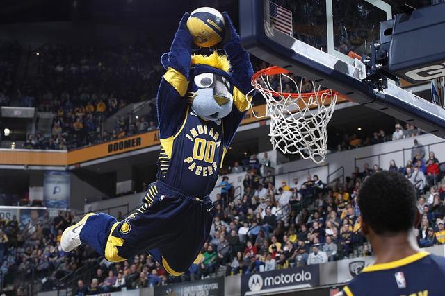 法尔14分14板7帽布莱克尼30分 肯帝亚不敌新疆